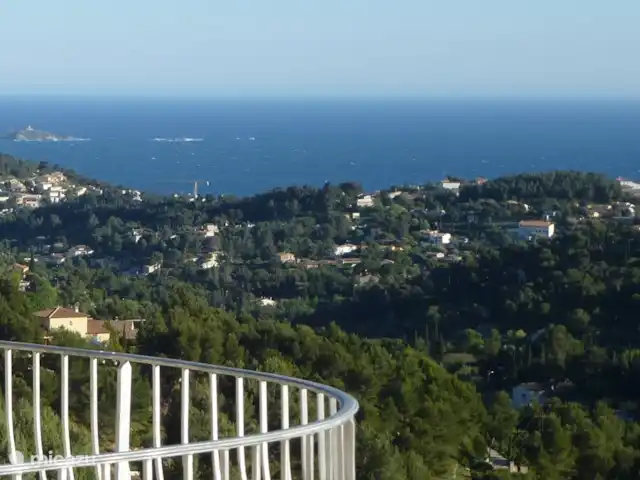 Spacieuse, très spacieuse villa Lou Paradou | France, Côte d'Azur, Bandol - villa Deux photos qui ensemble donnent une bonne impression de la belle vue depuis la terrasse sur la mer, vers le sud.