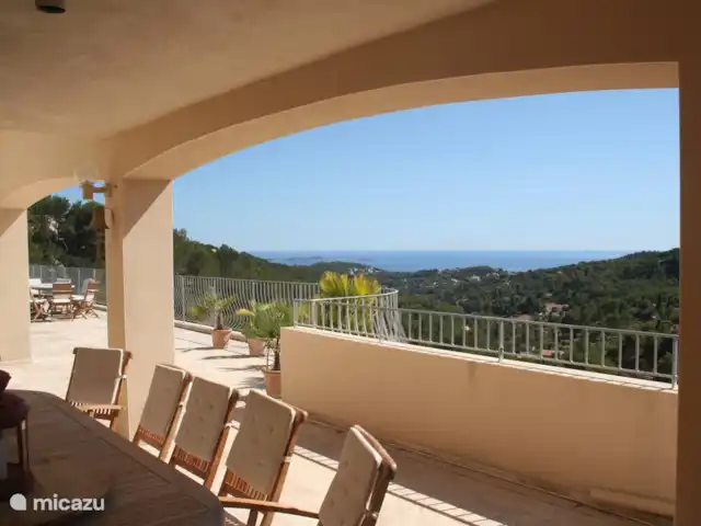 Spacieuse, très spacieuse villa Lou Paradou | France, Côte d'Azur, Bandol - villa Vue sur la mer depuis la terrasse couverte, vers le sud. Au premier plan la (grande) table extérieure fixe pour 12 personnes.