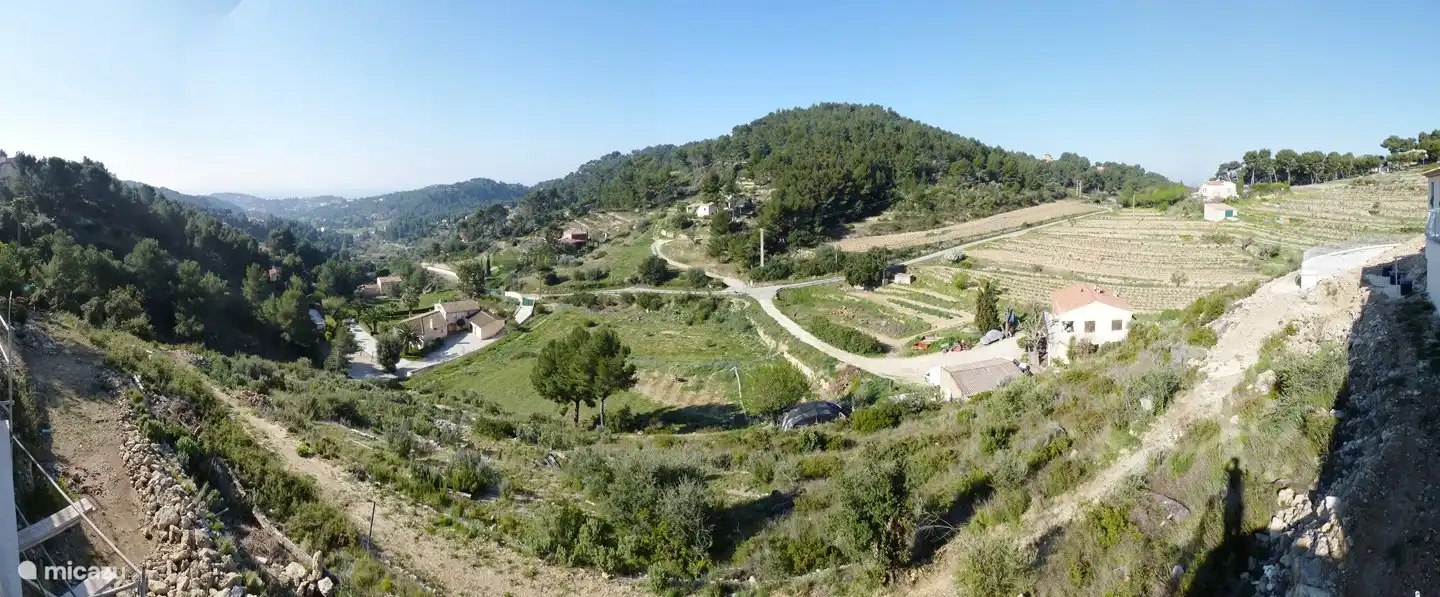 Uitzicht van 180 graden vanaf het terras. Links Oost, rechts West.