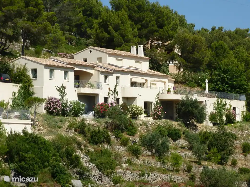 Das Gelände ist insgesamt 7.800 m² groß. Die Villa steht hoch an einem Südhang mit Terrassen mit natürlicher Vegetation. Aufgrund dieser Höhe fantastischer Meerblick, über 180 Grad. Der Swimmingpool befindet sich direkt neben dem Haus, auf dem Foto links vorne. Überdachte Terrasse zwischen Haus und Spielzimmer.