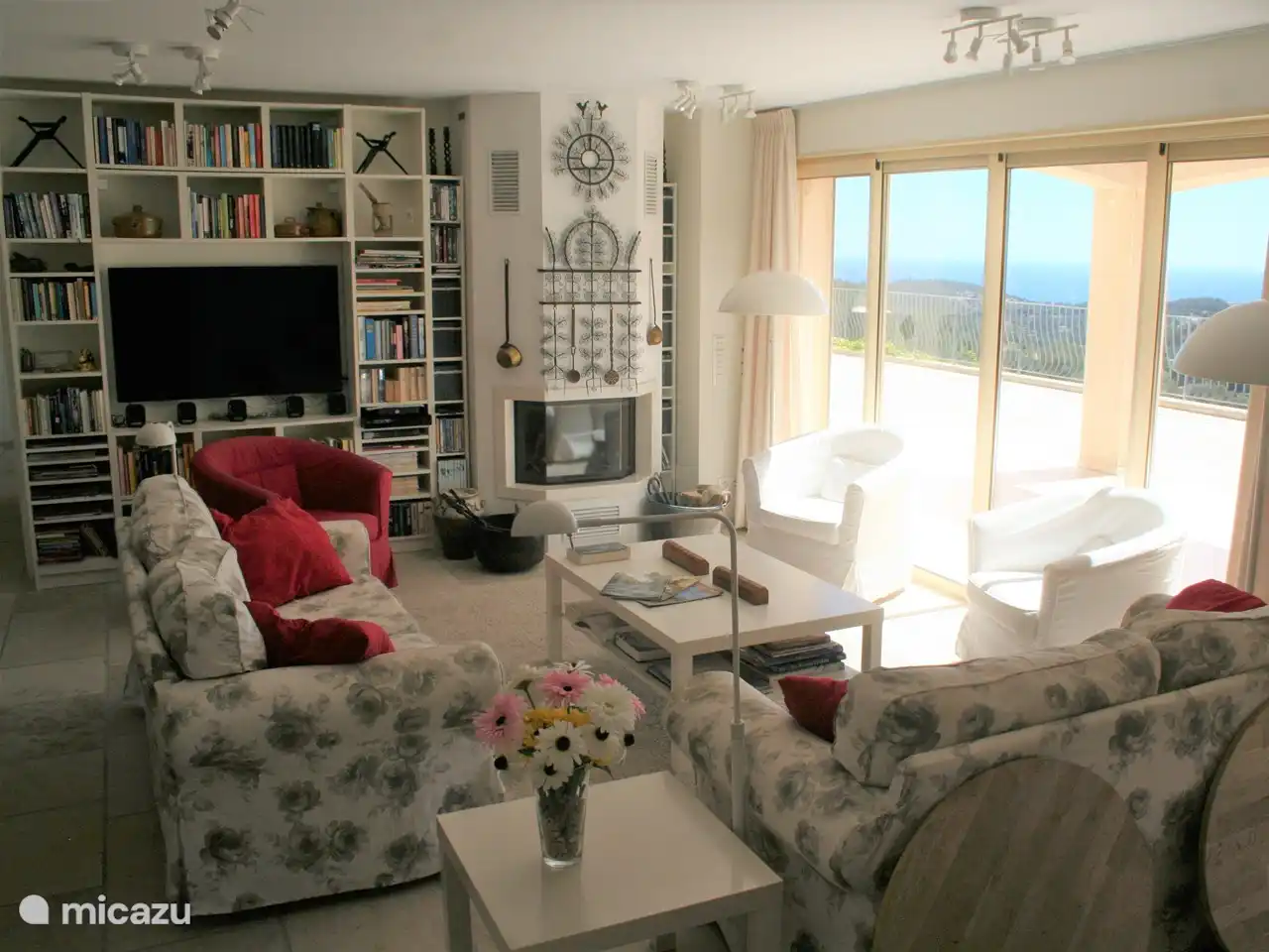 Séjour met grote (4 meter) schuifdeur 1 naar het terras. De schuifdeur verdwijnt bij openen geheel in de muur.