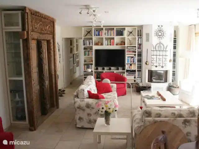 Spacieuse, très spacieuse villa Lou Paradou | France, Côte d'Azur, Bandol - villa Encore le séjour, avec placard antique Zanzibar, TV et cheminée