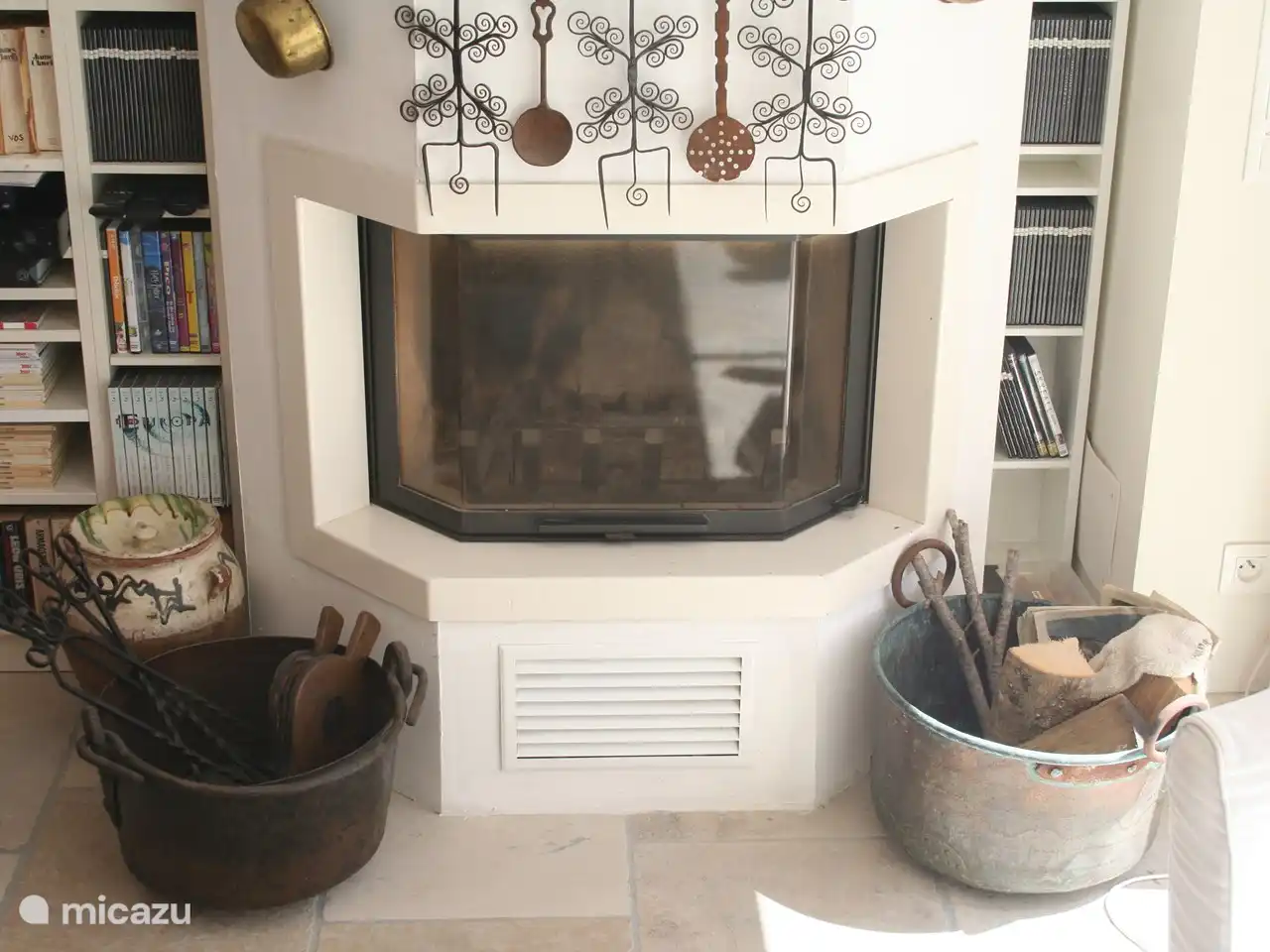 De open haard, met omhoog schuivende ruit.