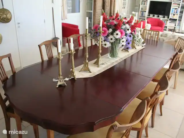 Spacieuse, très spacieuse villa Lou Paradou | France, Côte d'Azur, Bandol - villa La grande table intérieure est une ancienne table à rallonge (1890) que nous avons équipée de parties extensibles dans le même coloris que la table d'origine. Convient pour 12 personnes.