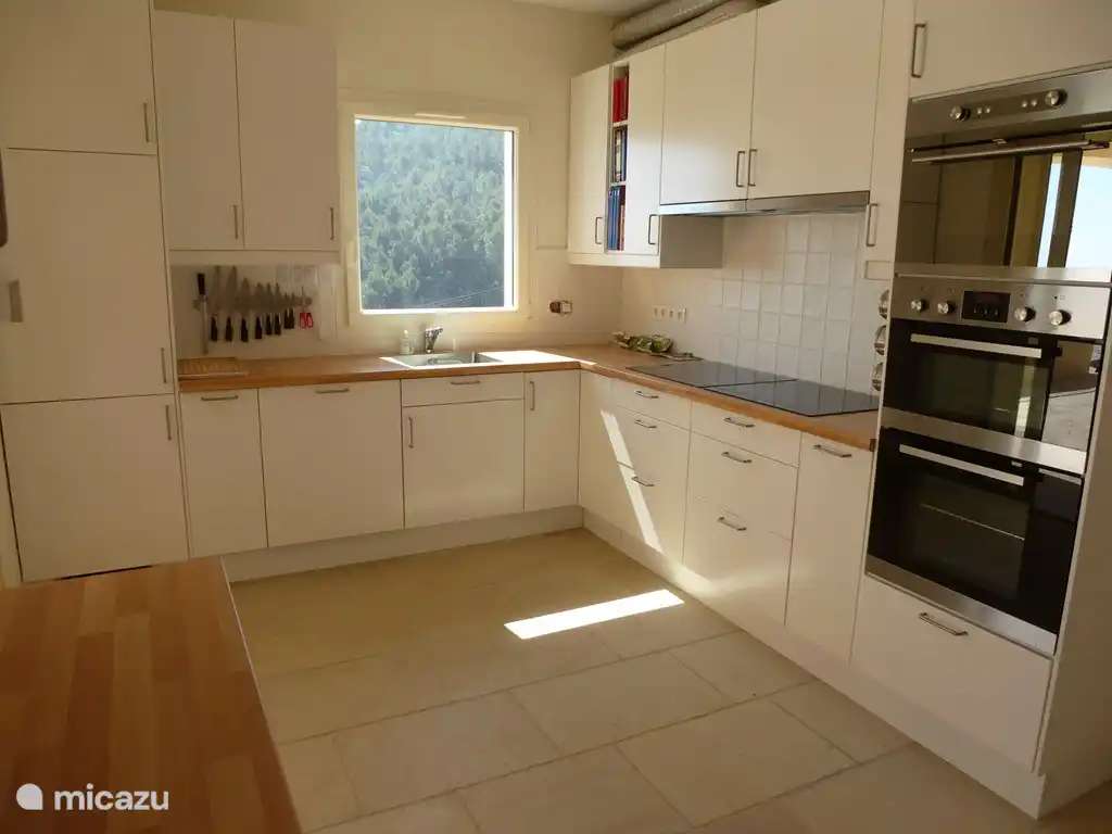 Die Küche ist sehr groß und hat viele Ablagen. Unter der Spüle # 1 links neben dem Geschirrspüler die ganz linke Kühl- / Gefrierkombination # 1. Rechts 3 Öfen: Kombi, Heißluft klein, Heißluft groß.