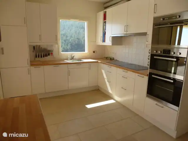 Spacieuse, très spacieuse villa Lou Paradou | France, Côte d'Azur, Bandol - villa La cuisine est très grande et a beaucoup de comptoir. Sous la fenêtre évier #1, à gauche de celui-ci le lave-vaisselle, tout à gauche réfrigérateur/congélateur #1. A droite 3 fours : combi, petit air chaud, grand air chaud.