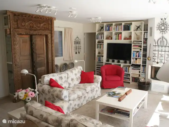 Spacieuse, très spacieuse villa Lou Paradou | France, Côte d'Azur, Bandol - villa Un salon familial spacieux, avec TV, beaucoup de livres, beaucoup de DVD et cheminée