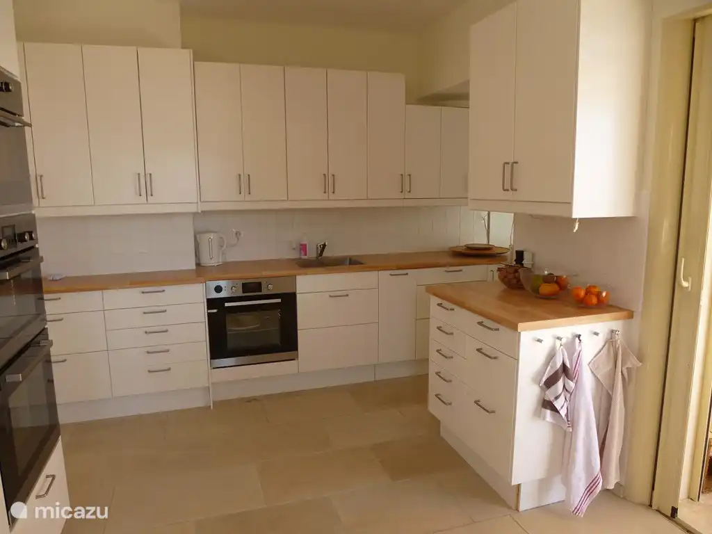 Die andere Seite aus einer anderen Perspektive. Die niedrigen und hohen Schränke zwischen der Schiebetür zur Terrasse und dem Durchgang zum Séjour enthalten Porzellan und Besteck für 18 Personen.