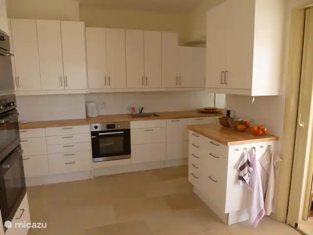 Spacieuse, très spacieuse villa Lou Paradou | France, Côte d'Azur, Bandol - villa L'autre face sous un autre angle. Les placards bas et hauts entre la porte coulissante vers la terrasse et le passage vers le Séjour contiennent toute la vaisselle et les couverts pour 18 personnes.