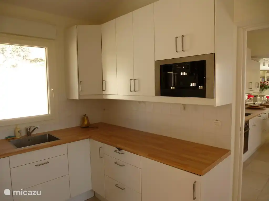 Der Hauswirtschaftsraum mit der Spüle Nr. 3, einer eingebauten Espressomaschine und einer eingebauten Waschmaschine. Links (auf dem Foto unsichtbar) befinden sich die Kühl- / Gefrierkombinationen Nr. 2 und Nr. 3.