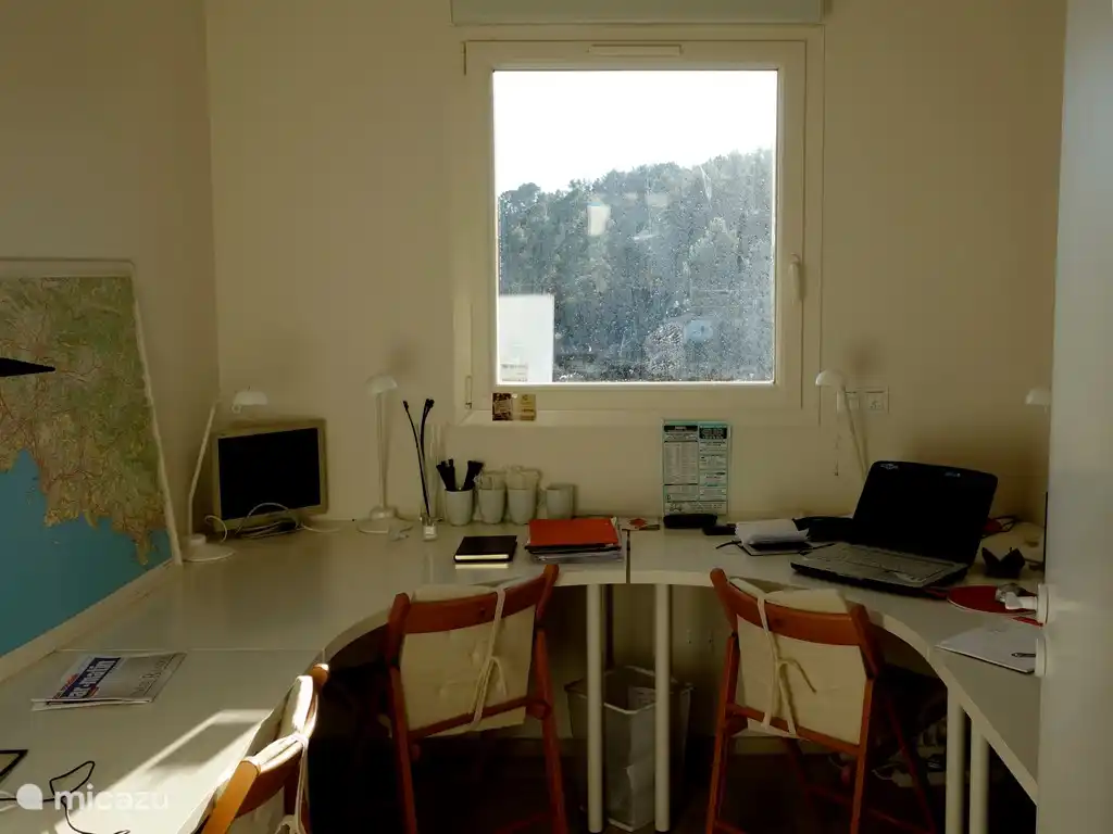 Gegenüber dem Hauswirtschaftsraum befindet sich die Studie, mit der WLAN-Ausstattung, vielen Lademöglichkeiten und einem Drucker. Insgesamt 3 Arbeitsplätze.