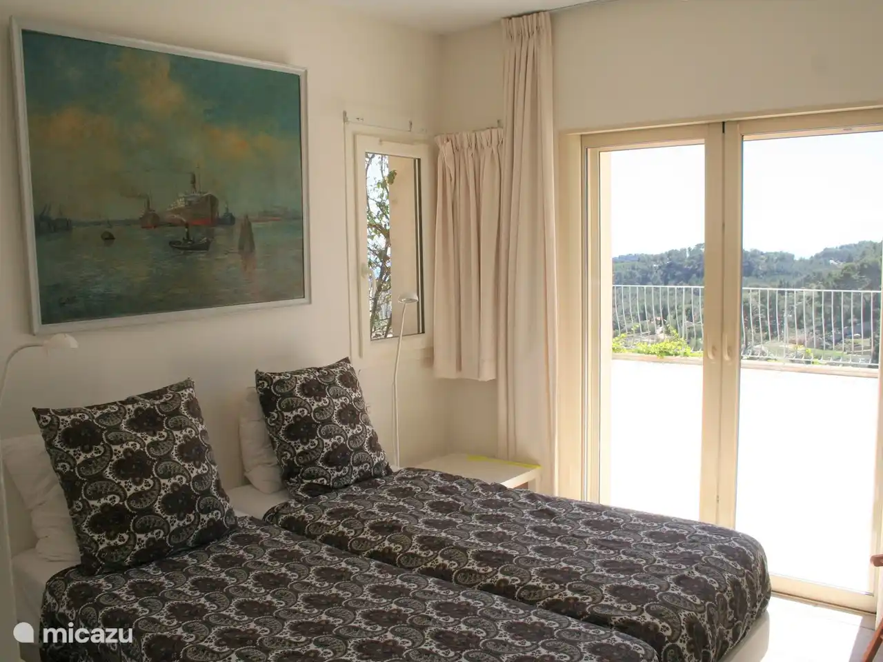 Slaapkamer 1 is de ouderslaapkamer die een eigen badkamer heeft met bad/douche, 2 wastafels en toilet. Tegenover het bed 3 grote ingebouwde kasten. Plus 2 grote ingebouwde privé kasten van de familie. De schuifdeuren verdwijnen in de muur.