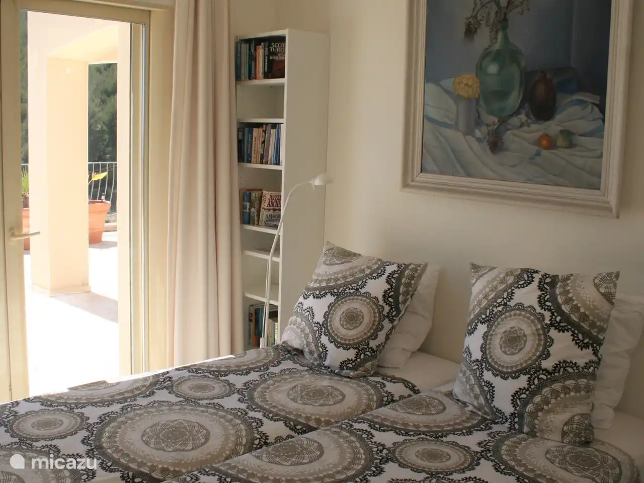 Slaapkamer 2 heeft ook een eigen badkamer, met douche, wastafel en toilet. Tegenover het bed 2 grote ingebouwde kasten. De schuifdeuren verdwijnen in de muur.