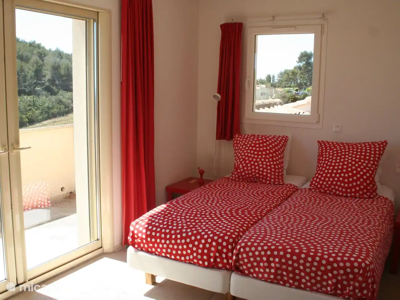 Slaapkamer 3 (op de Étage) is heel groot en heeft een eigen balkon. Aan de westkant een extra raam. Tegenover het bed zijn 3 grote ingebouwde kasten. De schuifdeuren verdwijnen in de muur.