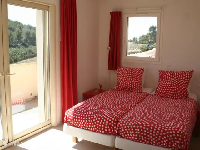 Spacieuse, très spacieuse villa Lou Paradou | France, Côte d'Azur, Bandol - villa La chambre 3 (sur l'Étage) est très grande et possède son propre balcon. Une fenêtre supplémentaire sur le côté ouest. En face du lit se trouvent 3 grandes armoires encastrées. Les portes coulissantes disparaissent dans le mur.