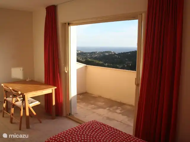 Spacieuse, très spacieuse villa Lou Paradou | France, Côte d'Azur, Bandol - villa La chambre 3 a sa propre table à manger avec des chaises. A droite le balcon.