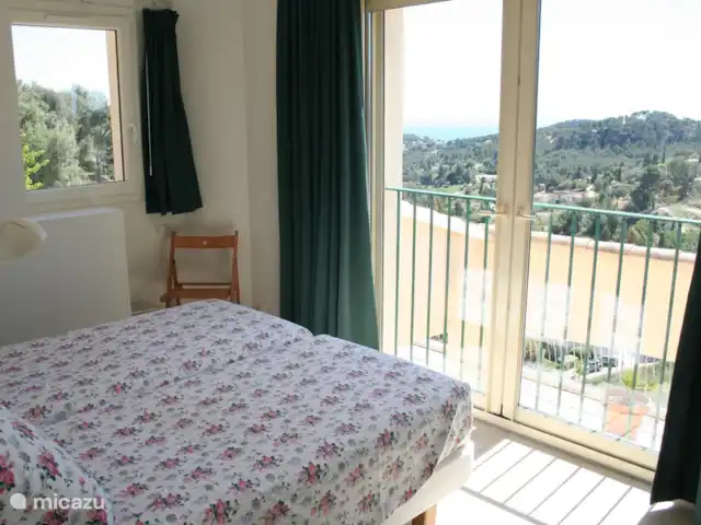 Spacieuse, très spacieuse villa Lou Paradou | France, Côte d'Azur, Bandol - villa La chambre 4 (sur l'Étage) a un balcon français. Une fenêtre supplémentaire sur le côté est. A côté du 'balcon français' se trouvent 2 grandes armoires encastrées. Les portes coulissantes disparaissent dans le mur