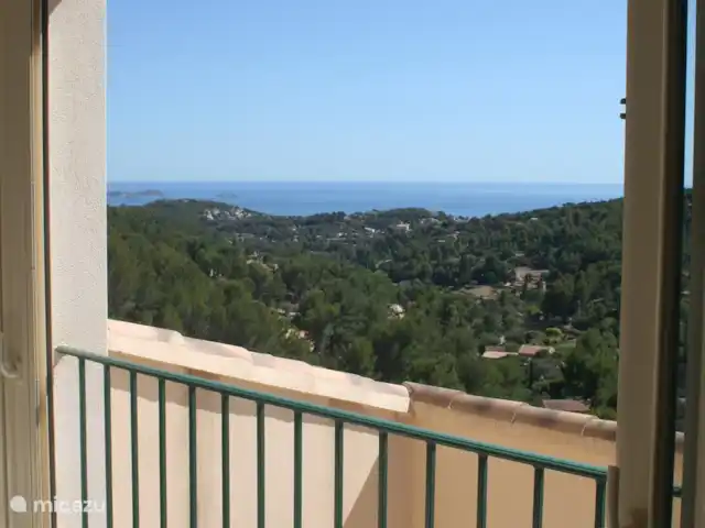 Spacieuse, très spacieuse villa Lou Paradou | France, Côte d'Azur, Bandol - villa Vue à travers les portes coulissantes et le balcon français de la chambre 4.
