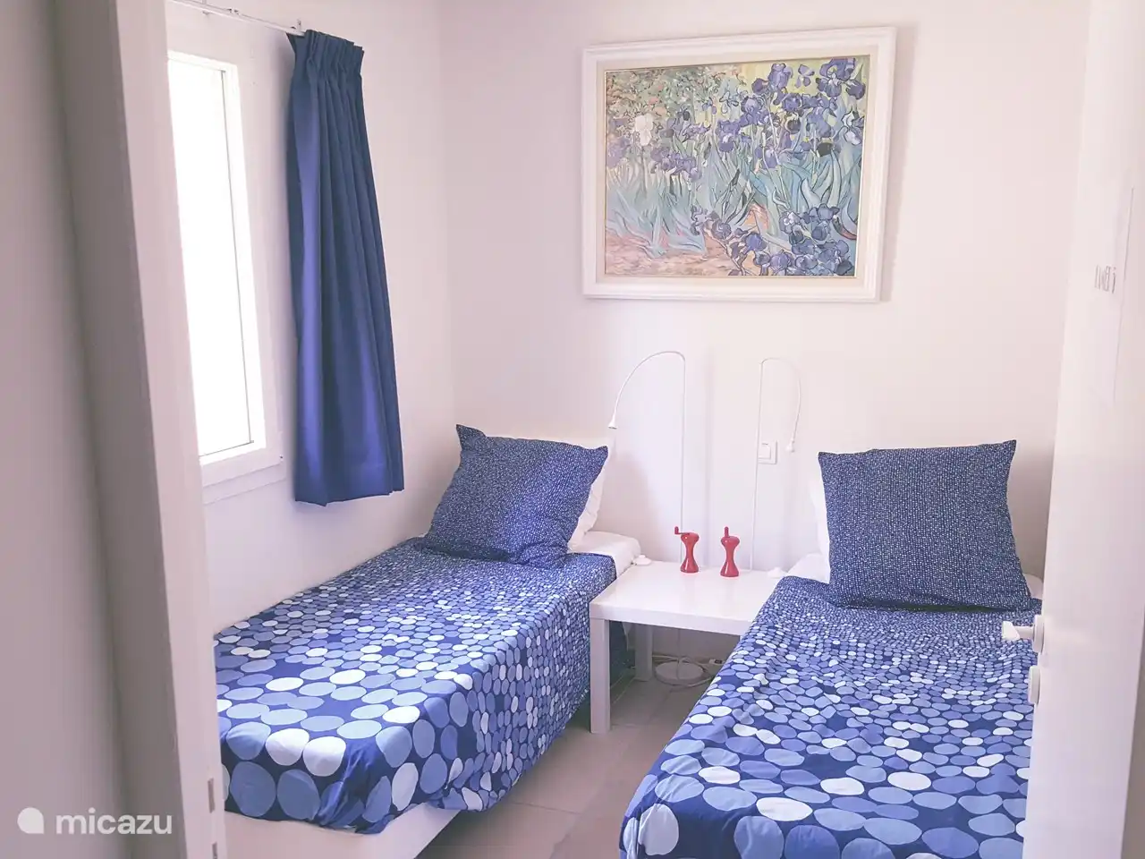 Slaapkamer 5 (op de Étage)  is de kleinste, maar heeft ook nog 2 volwassen bedden. Er is een raam op het noorden. Tegenover de bedden zijn 2 grote ingebouwde kasten.