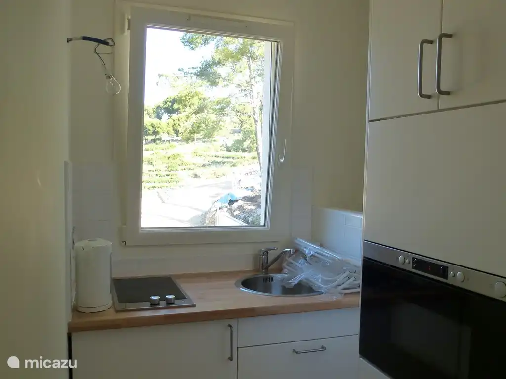 Im Flur der Bühne befindet sich neben dem Badezimmer für die Schlafzimmer 3 + 4 + 5 (Dusche + Waschbecken) und ein WC eine kleine Küche mit Herd, Wasserkocher, Mikrowelle, Waschbecken und Kühlschrank. Mit einer Tür oben an der Treppe (neben der Küche) kann die Étage vom Séjour aus schallisoliert werden.