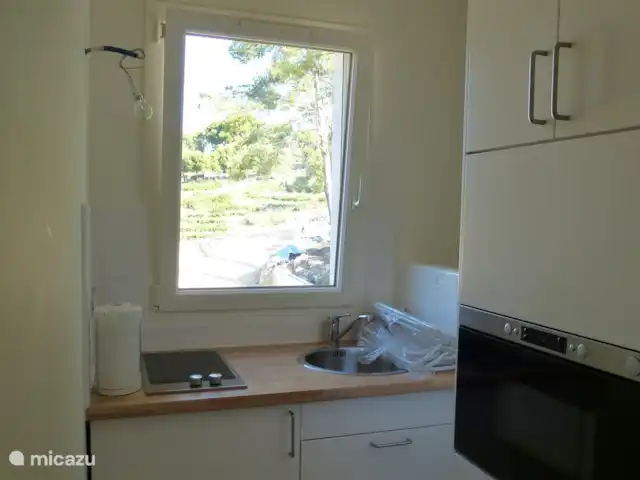 Spacieuse, très spacieuse villa Lou Paradou | France, Côte d'Azur, Bandol - villa Dans le couloir de l'Étage - à côté de la salle de bain des chambres 3+4+5 (douche + lavabo) et des toilettes - se trouve une petite kitchenette avec plaque de cuisson, bouilloire, micro-onde, évier et réfrigérateur. Avec une porte en haut de l'escalier (à côté de la cuisine), l'Étage peut être insonorisé depuis le Séjour.