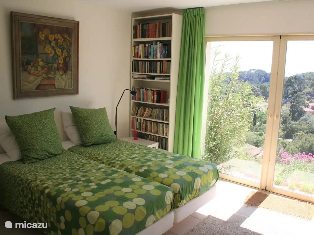 Slaapkamer 6 (in de Soussol) is de grootste en heeft een eigen badkamer (douche + wastafel) en een separaat toilet. Er is een eettafel met stoelen. De schuifdeuren verdwijnen in de muur. Buiten is een eigen terras. 