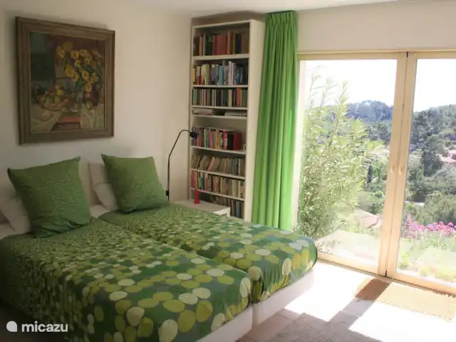 Spacieuse, très spacieuse villa Lou Paradou | France, Côte d'Azur, Bandol - villa La chambre 6 (dans le Soussol) est la plus grande et dispose d'une salle de bain privée (douche + lavabo) et d'un WC séparé. Il y a une table à manger avec des chaises. Les portes coulissantes disparaissent dans le mur. L'extérieur est une terrasse privée.