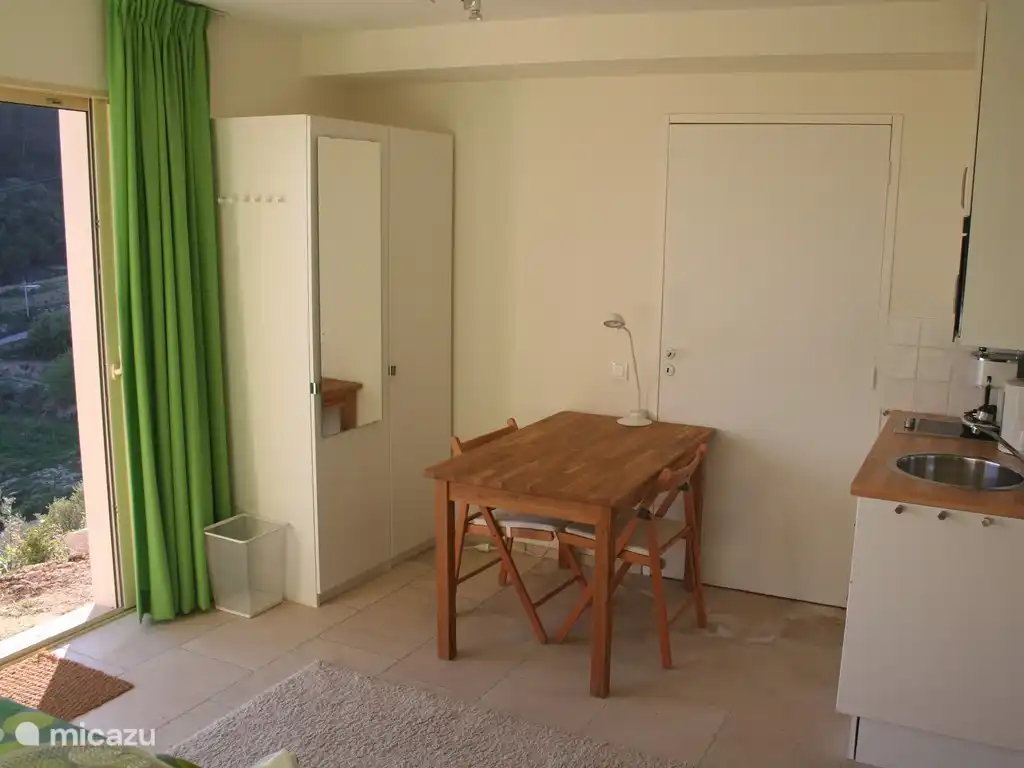 Der Esstisch + Stühle neben den 2 großen Einbauschränken. Rechts die Küche.