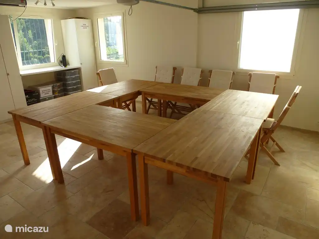 Von der Preau (überdachte Terrasse) gelangen Sie in den Playroom / Salle de Conférence. Für Konferenzen gibt es einen Tisch mit Platz für 16 Personen, einen Beamer an der Decke, eine Projektionsfläche, ein Whiteboard und eine Reihe von Flipovers. Außerdem ist ein Heimkino-Set an den Projektor angeschlossen.