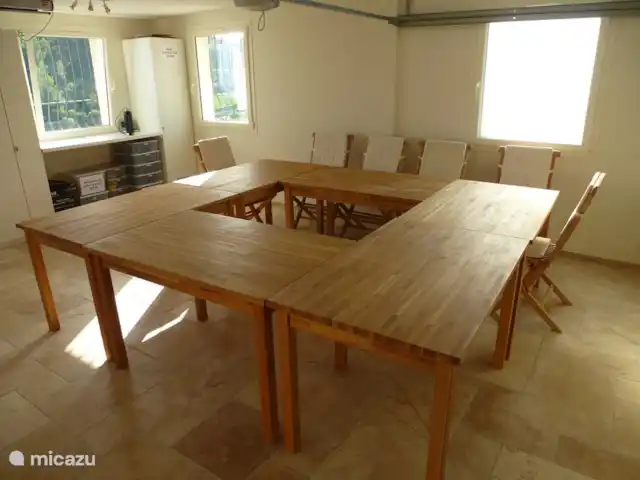 Spacieuse, très spacieuse villa Lou Paradou | France, Côte d'Azur, Bandol - villa Depuis le Préau (terrasse couverte) vous entrez dans la Salle de Jeux/Salle de Conférence. Pour les réunions, il y a une table avec des chaises pour 16 personnes, un projecteur au plafond, un écran de projection, un tableau blanc et un certain nombre de tableaux à feuilles mobiles. De plus, un Ensemble Home Cinéma est connecté au vidéoprojecteur.