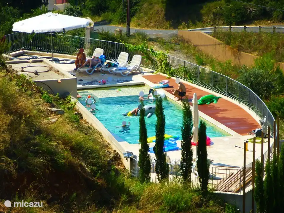 Het zwembad heeft aan beide zijden een groot terras met ligbedden en parasol. Met een klein pierebadje (10 cm diep) voor de kleinsten.