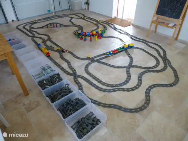 Spacieuse, très spacieuse villa Lou Paradou | France, Côte d'Azur, Bandol - villa Il existe une quantité inouïe de rails et de trains de Lego Duplo. Pour les passionnés de petits (et grands) trains. Nos petits-enfants posent les pistes les plus complexes.