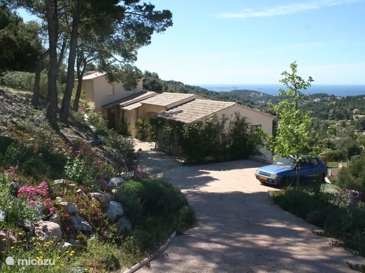 Gezicht op de villa en de Cour, met rechts 3 parkeerplaatsen.