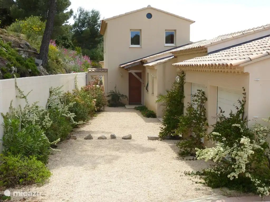 Das Cour mit Blick auf die Eingangstür.