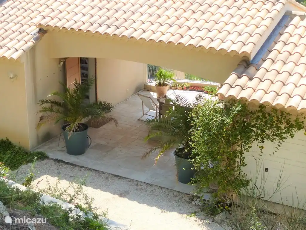 Die überdachte Terrasse zwischen Haus und Spielzimmer ist ein Ort, an dem immer Wind weht.