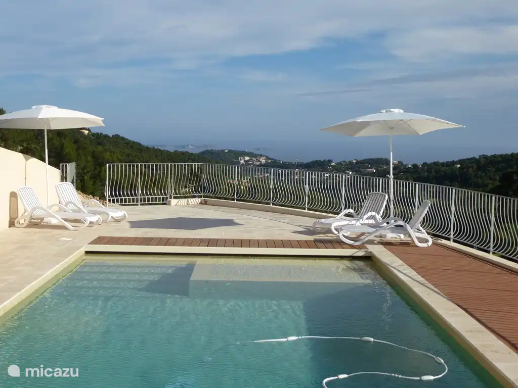 Blick nach Süden über den Pool. Es ist schön, die breite Treppe in den Pool und den Planschbecken für die Kleinen zu sehen.