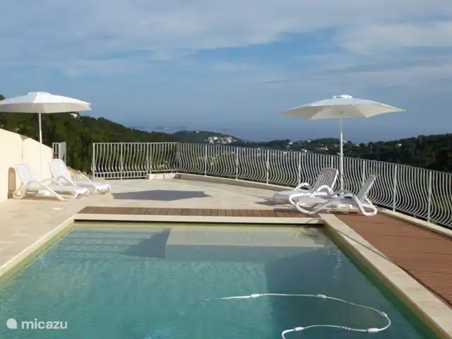 Spacieuse, très spacieuse villa Lou Paradou | France, Côte d'Azur, Bandol - villa Vue sur la piscine au sud. A côté de la pataugeoire, empruntez le large escalier pour accéder à la piscine.