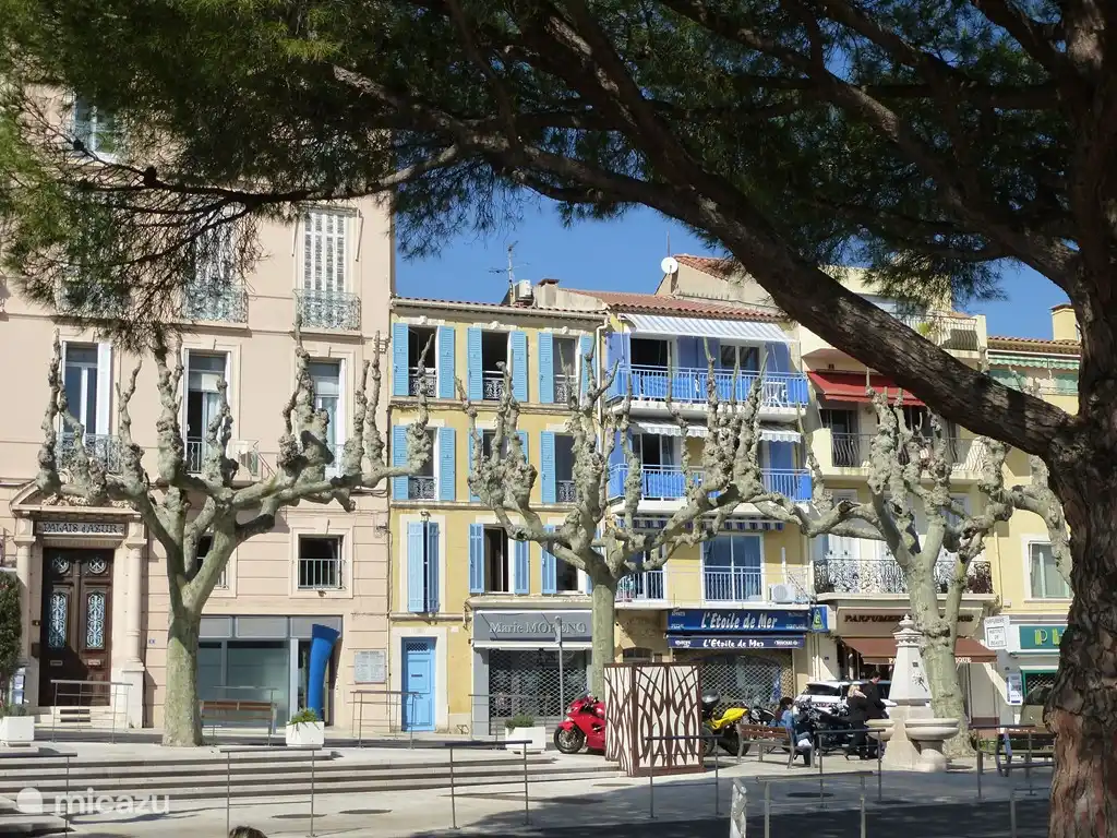 Entlang des Boulevards in Bandol befinden sich noch die klassischen französischen Häuser.