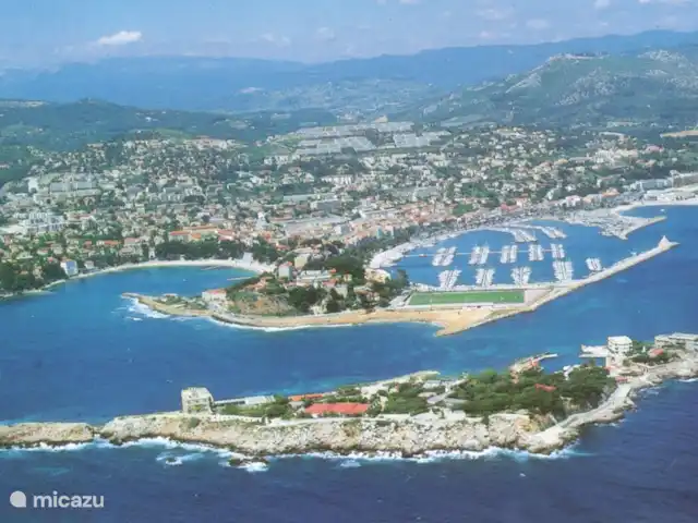 Spacieuse, très spacieuse villa Lou Paradou | France, Côte d'Azur, Bandol - villa Vue aérienne de Bandol, avec l'île de Bendor au premier plan. Vous pouvez voir que Bandol possède l'un des plus grands ports de plaisance de la Côte d'Azur. Sur la gauche, vous pouvez voir ce que les Grecs appellent un 'limen' : une baie presque fermée.