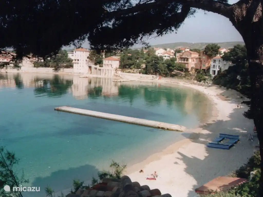 Dieser Limen Renecros ist ein geschützter und daher beliebter Sandstrand. Kein Segeln oder Segeln ist erlaubt.