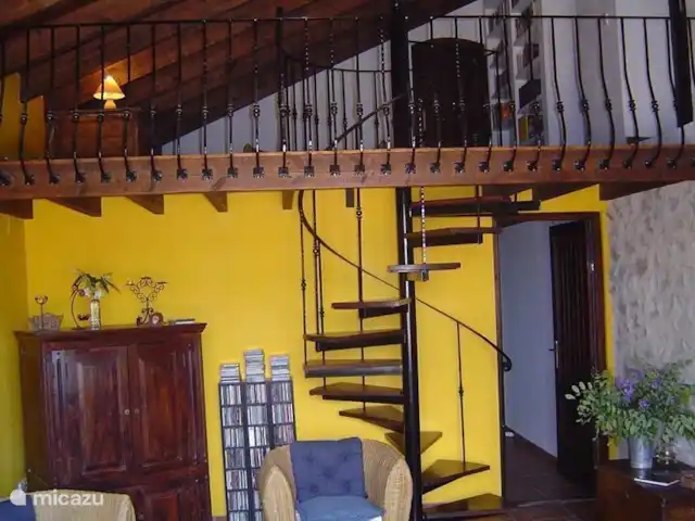 Finca Los Almendros | Espagne, Costa Blanca, Relleu - finca Le salon confortable est principalement utilisé par les enfants pour regarder la télévision ou des DVD, il y a une bibliothèque à l'étage, vous ne vous ennuierez certainement pas ici...