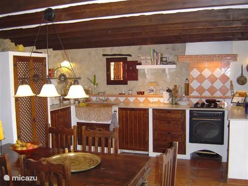 Von diesem gemütlichen Küche / Esszimmer gelangt man direkt auf die Terrasse.