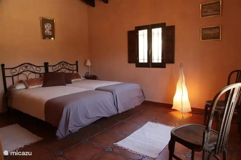 ¨ ¨ Das geräumige Schlafzimmer im 1. Stock mit eigenem Bad