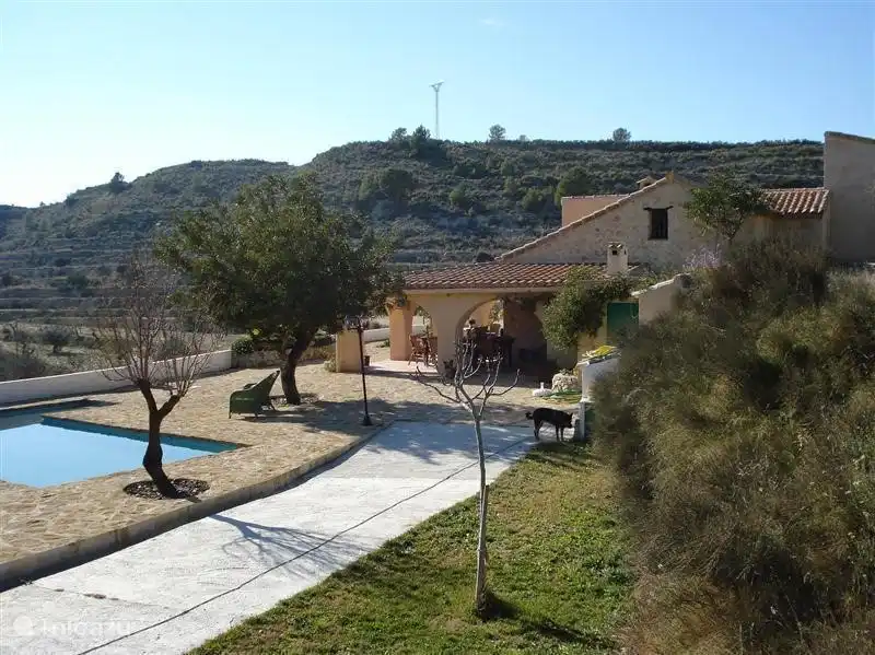 Die Finca mit Pool von der Seite gesehen