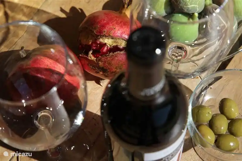 Genießen Sie ein schönes Glas Wein und ein paar Tapas