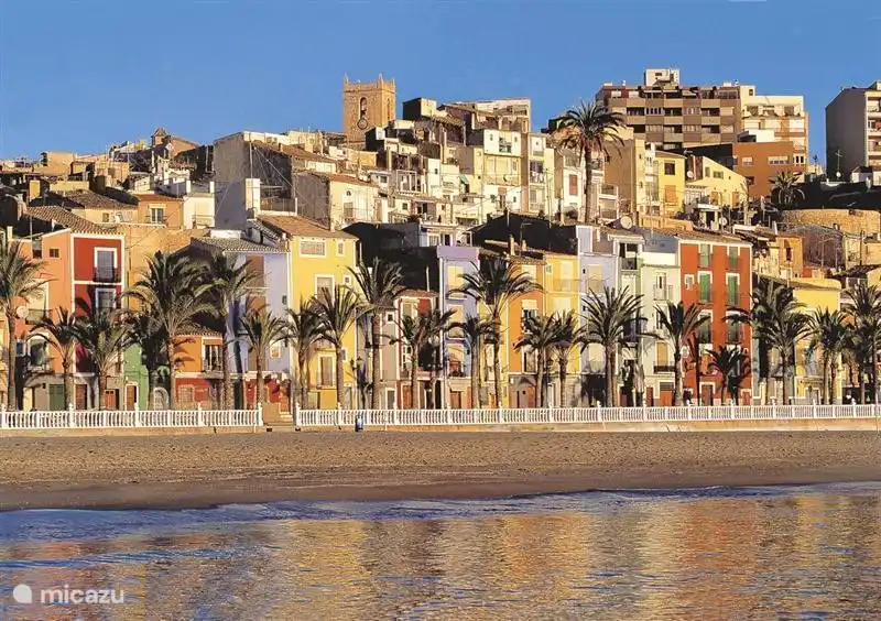 Die bunten Fassaden der Vilajoyosa, können Sie lange Promenade oder am Strand spazieren.