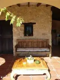 aus dieser alten Bank können Sie die herrliche Aussicht auf die Mandel-und Olivenhainen genießen, siehe Bild unten