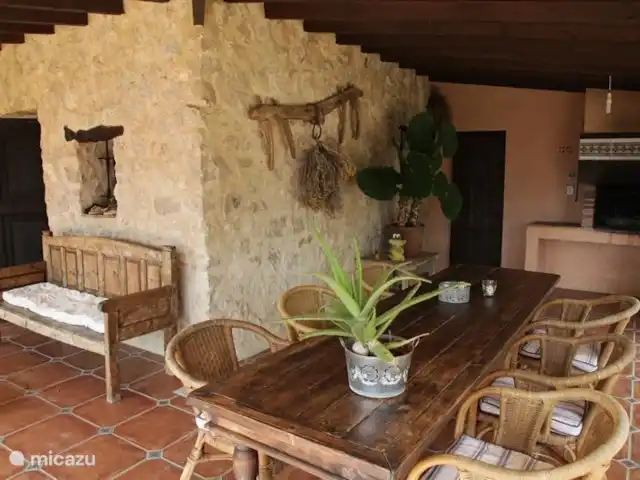 Finca Los Almendros | Espagne, Costa Blanca, Relleu - finca Détendez-vous sur la terrasse couverte avec BBQ, le BBQ est donc régulièrement utilisé par l'hôtesse Marion pour préparer de délicieuses Paella pour nos hôtes sur demande.