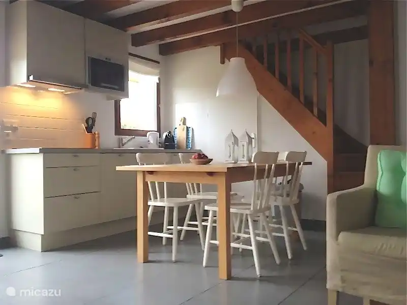 Küche ausgestattet mit Geschirrspüler, Mikrowelle und Elektroherd, Esstisch