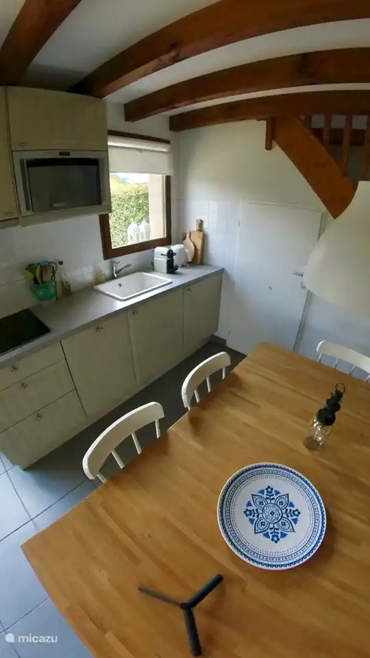 Küche mit Mikrowelle, Elektroherd und Geschirrspüler.